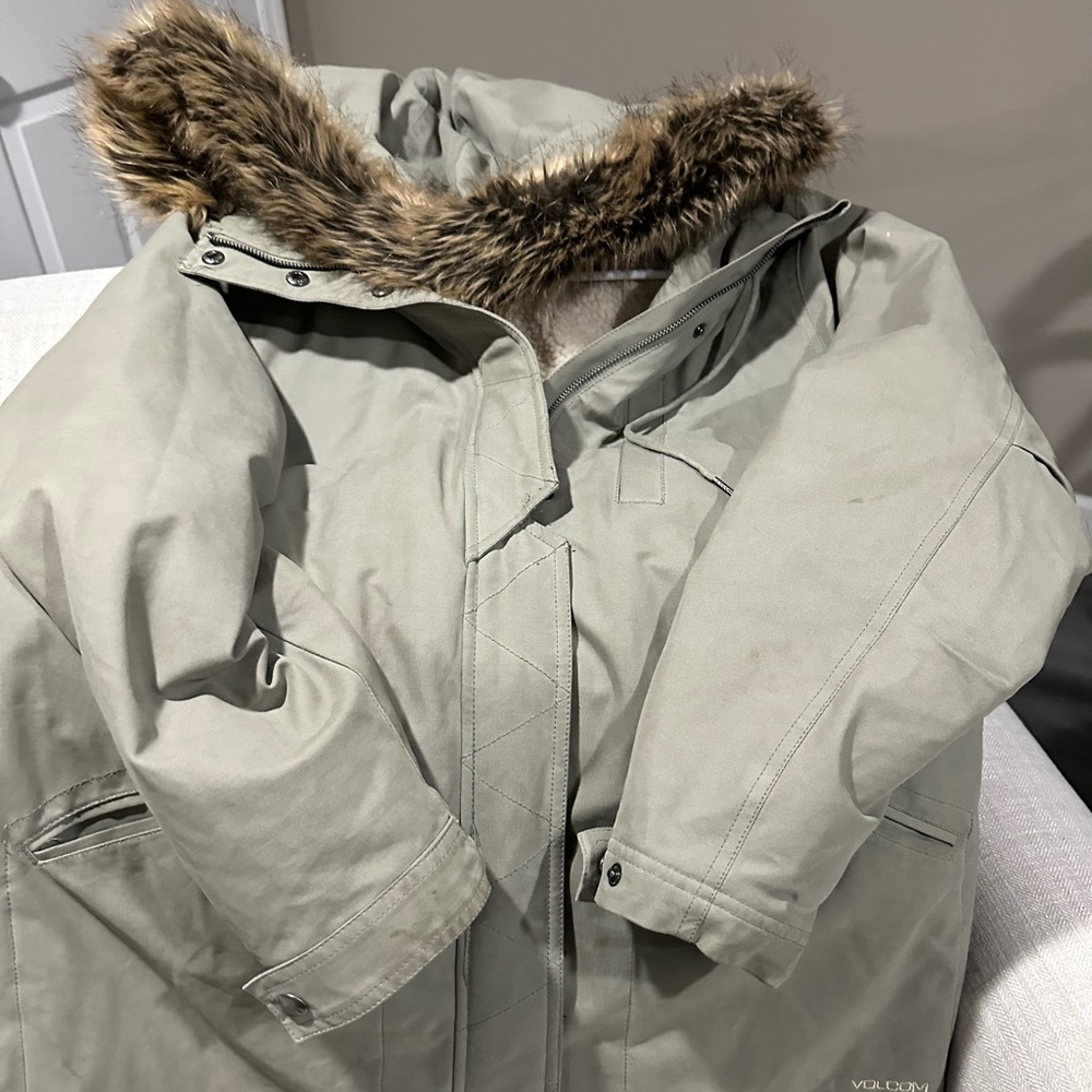 volcom jacket size Large girls